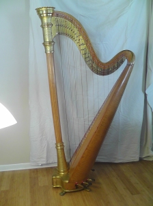 Style 14 harp with bench